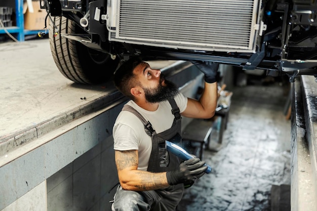 automechanic-repairing-bus-workshop_232070-14487.jpg